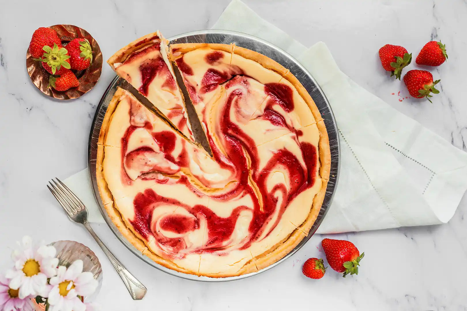 angeschnittener Erdbeer Swirl Cheesecake von Oma Barbara