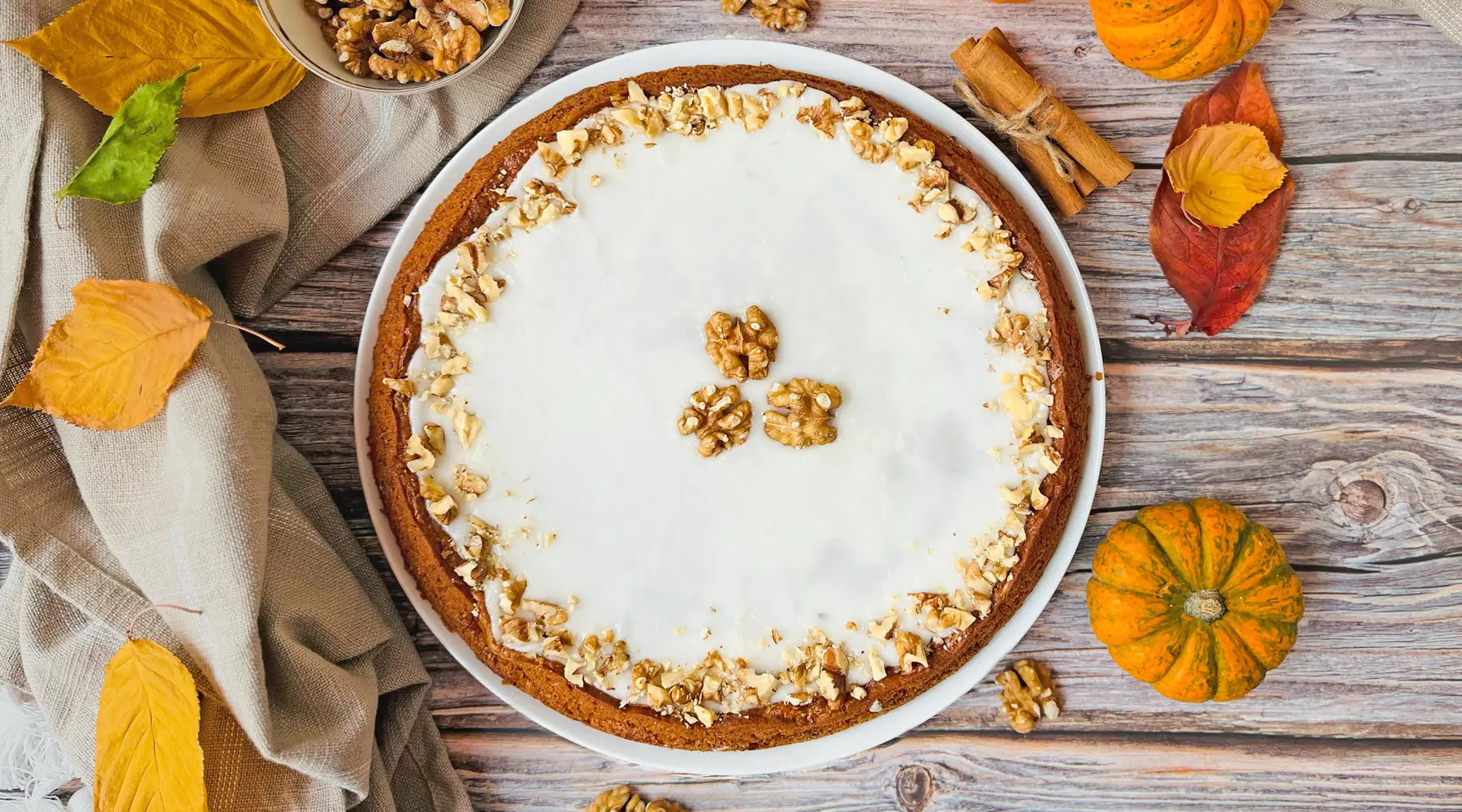 Kürbiskuchen von Oma Helga von Kuchentratsch auf Kuchenplatte mit Herbstdekoration
