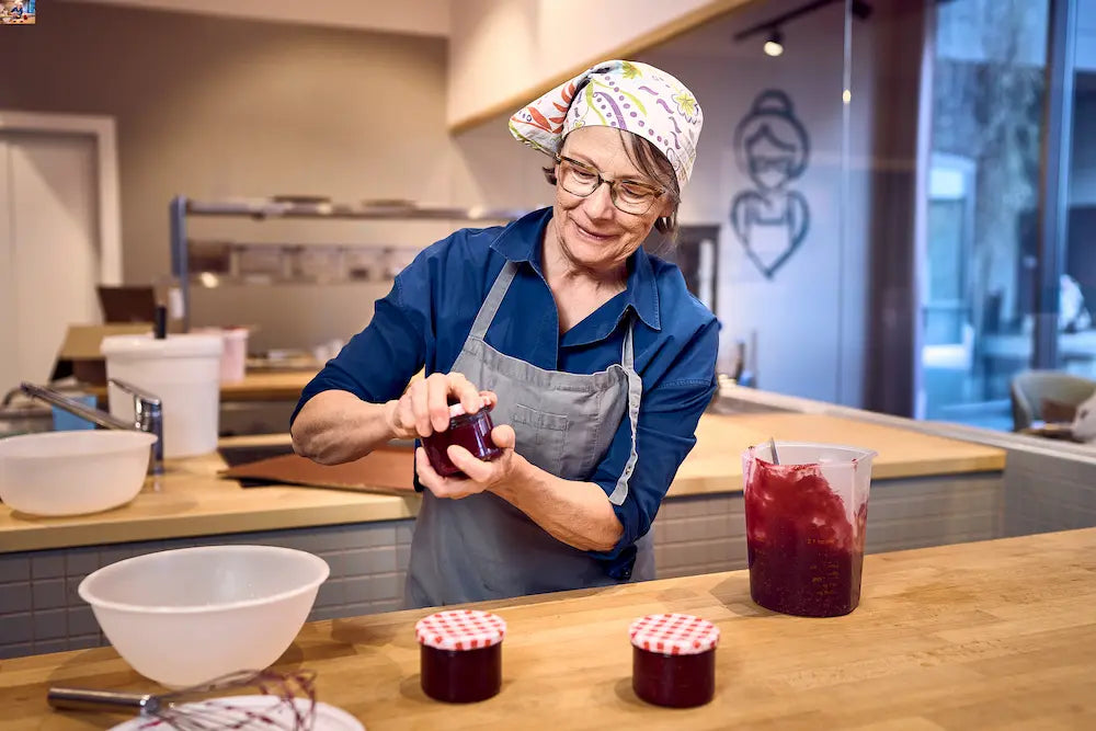 Marmelade verarbeiten: Unsere Oma beim Marmelade kochen