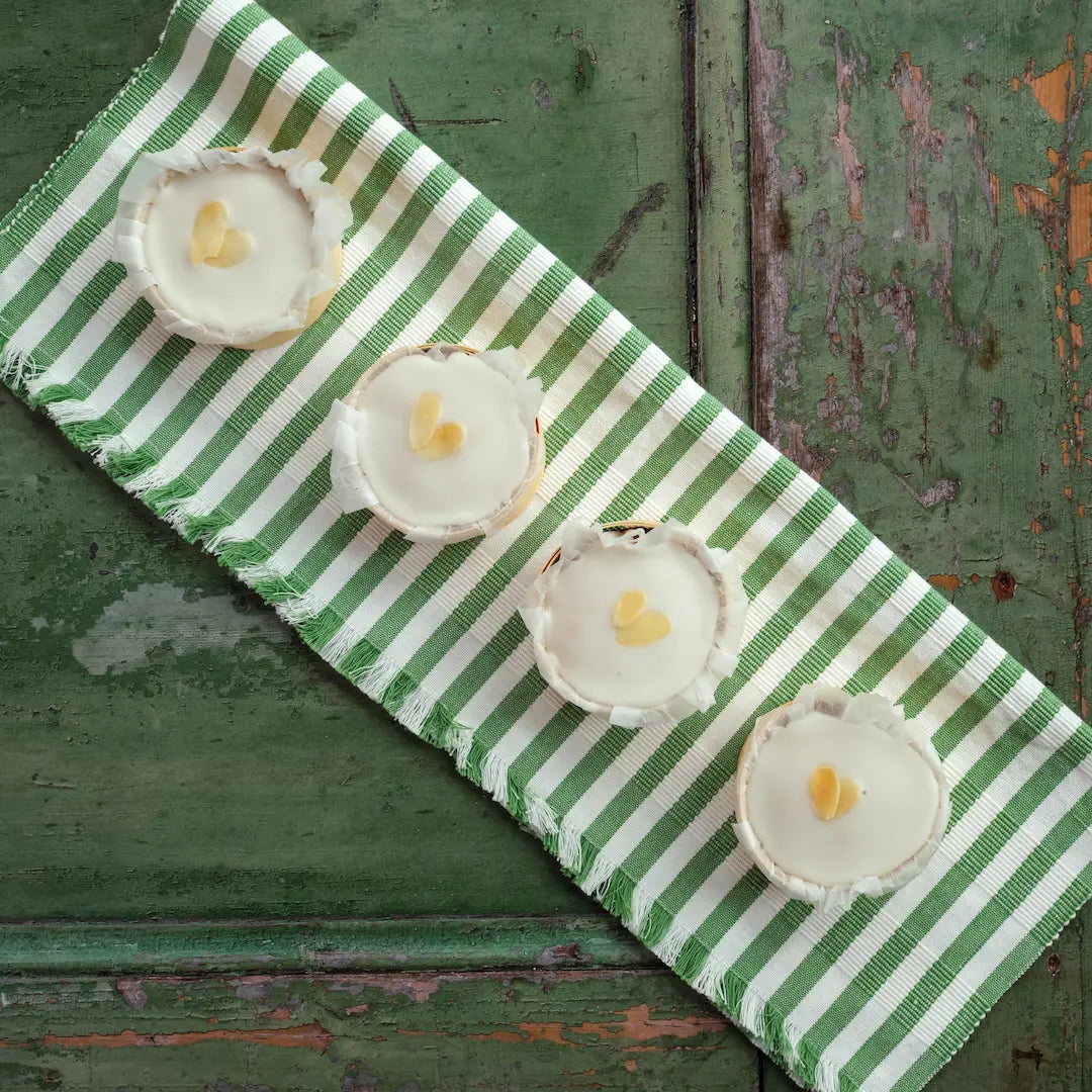 Die Apfel-Karotte-Muffins von Opa Norbert fotografiert von oben auf grünem Tisch
