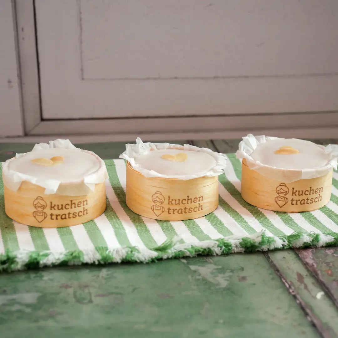 Die Apfel-Karotte-Muffins von Opa Norbert auf grünem Tisch mit weißen Hintergrund