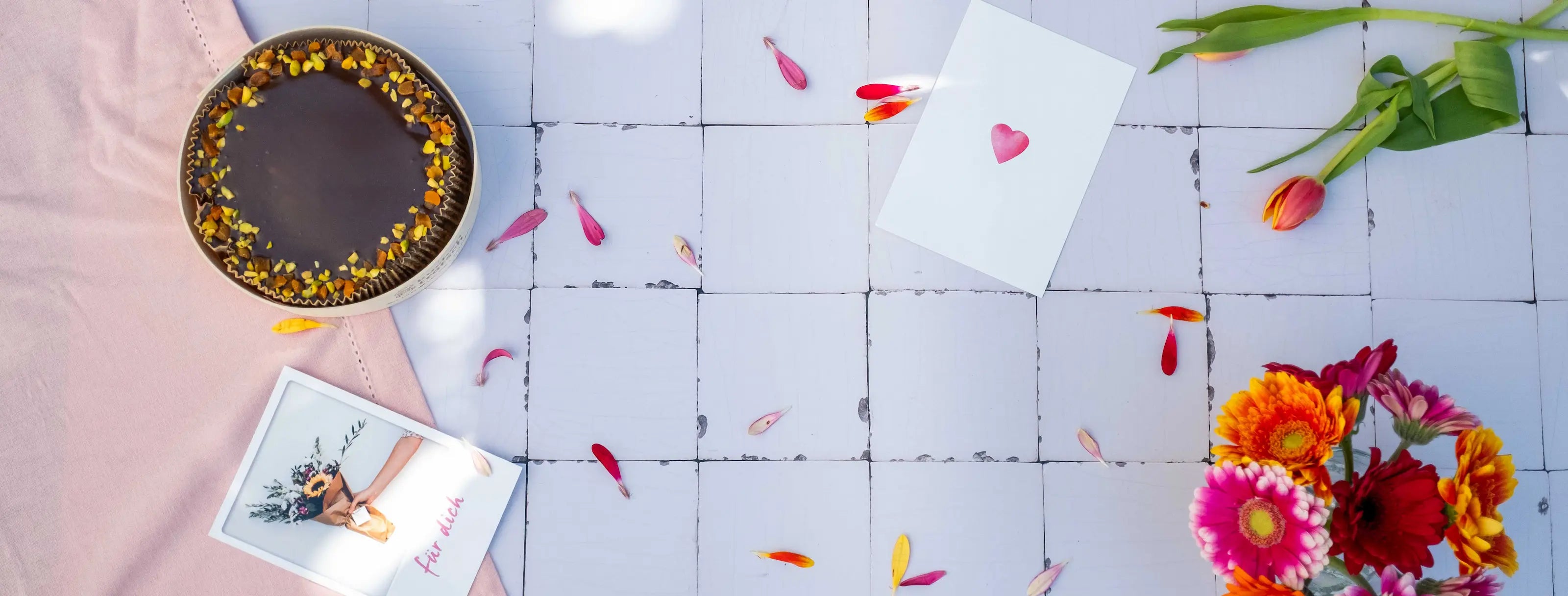 Aprikosen-Schoko-Glück von Kuchentratsch mit Postkarten und Blumen auf Tisch von oben