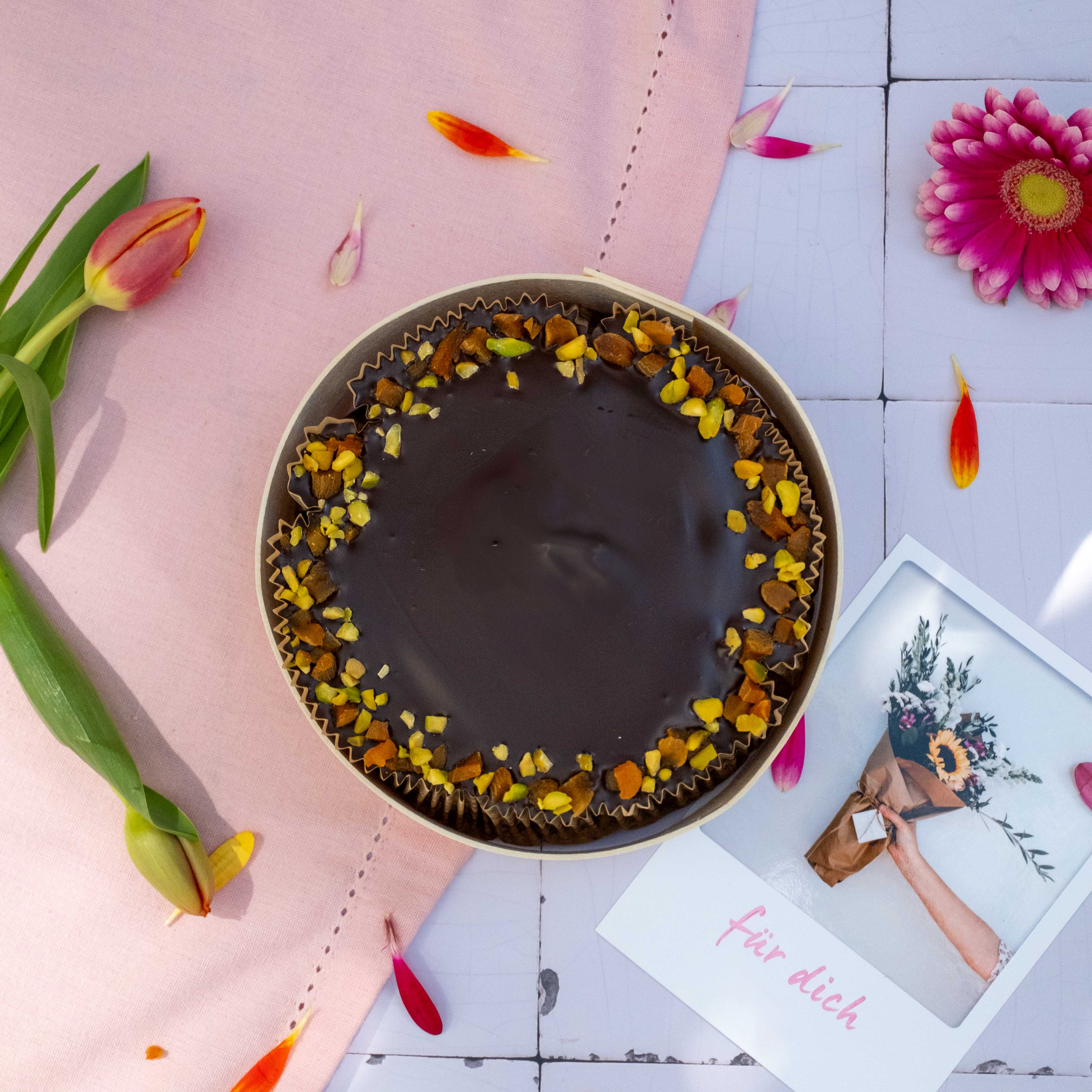 Aprikosen-Schoko-Glück von Kuchentratsch von oben mit Postkarte und Blumen