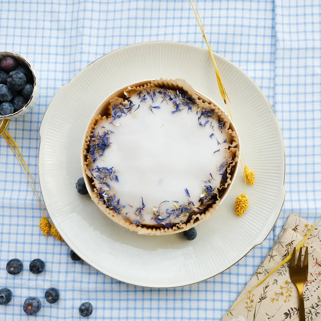 Blaubeerkuchen von Kuchentratsch von oben auf karierter Tischdecke