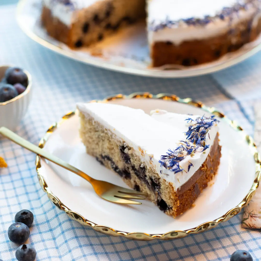 Ein Stück von dem Heidelbeerkuchen von Kuchentratsch mit Frischkäse-Topping