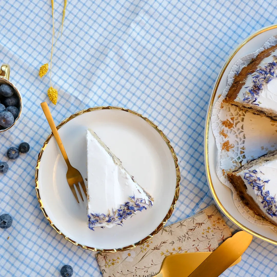 Ein Stück von dem Heidelbeerkuchen von Kuchentratsch mit Frischkäse-Topping