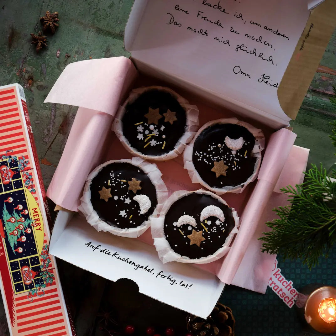 Bratapfel Muffins mit Vanillekipferlteig und weihnachtlicher Glasur in einer Geschenkbox