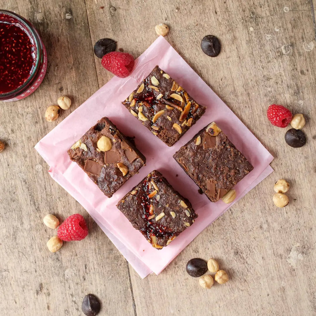 Die Brownies von Oma Brigitte im 4er Set in den Sorten Himbeere und Haselnuss auf Holztisch