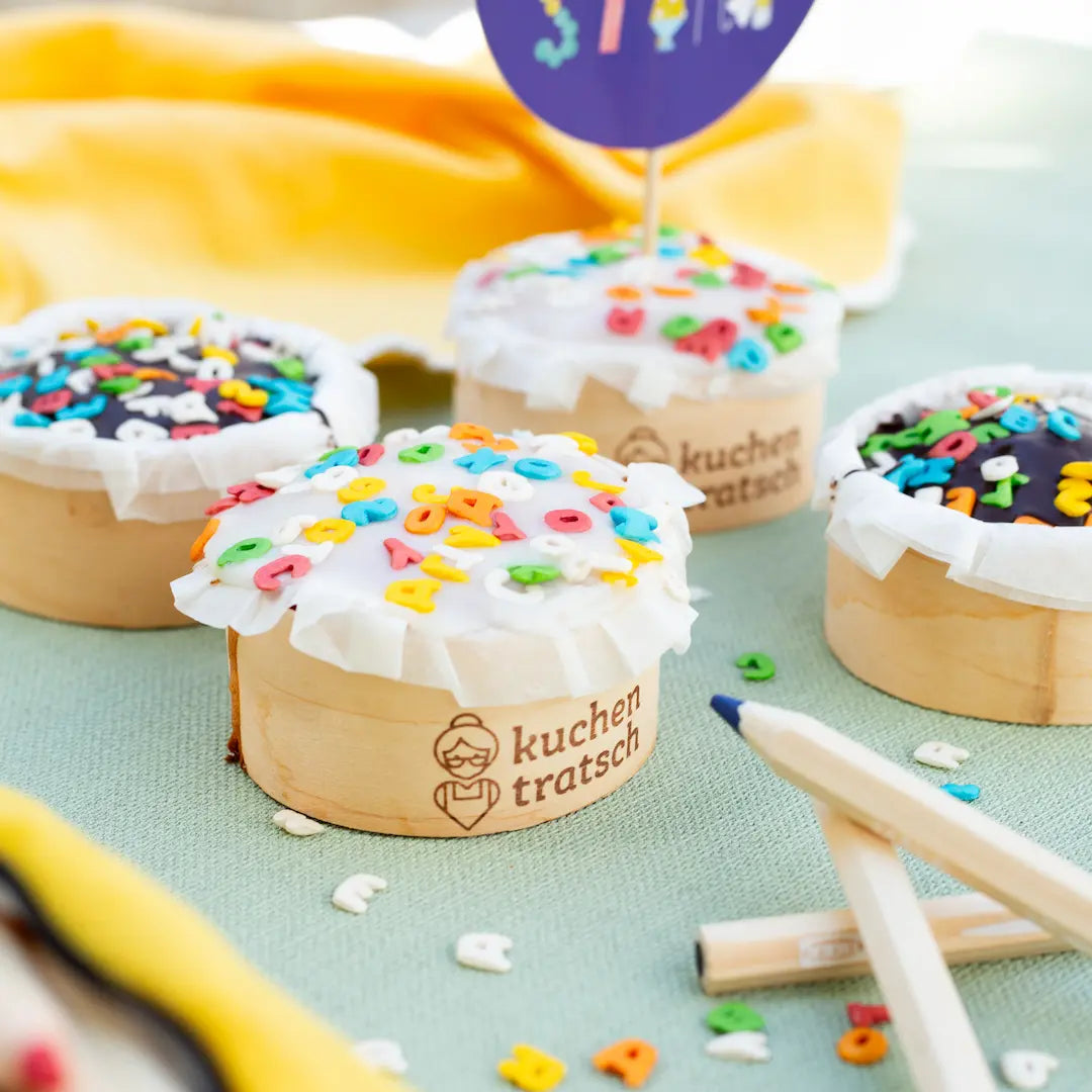 Einschulungs-Muffins mit Buchstabendeko von Kuchentratsch in den Sorten Schoko und Zitrone