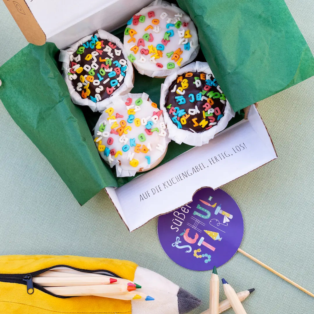 Einschulungs-Muffins mit Buchstabendeko von Kuchentratsch in den Sorten Schoko und Zitrone mit Schulstarteinstecker