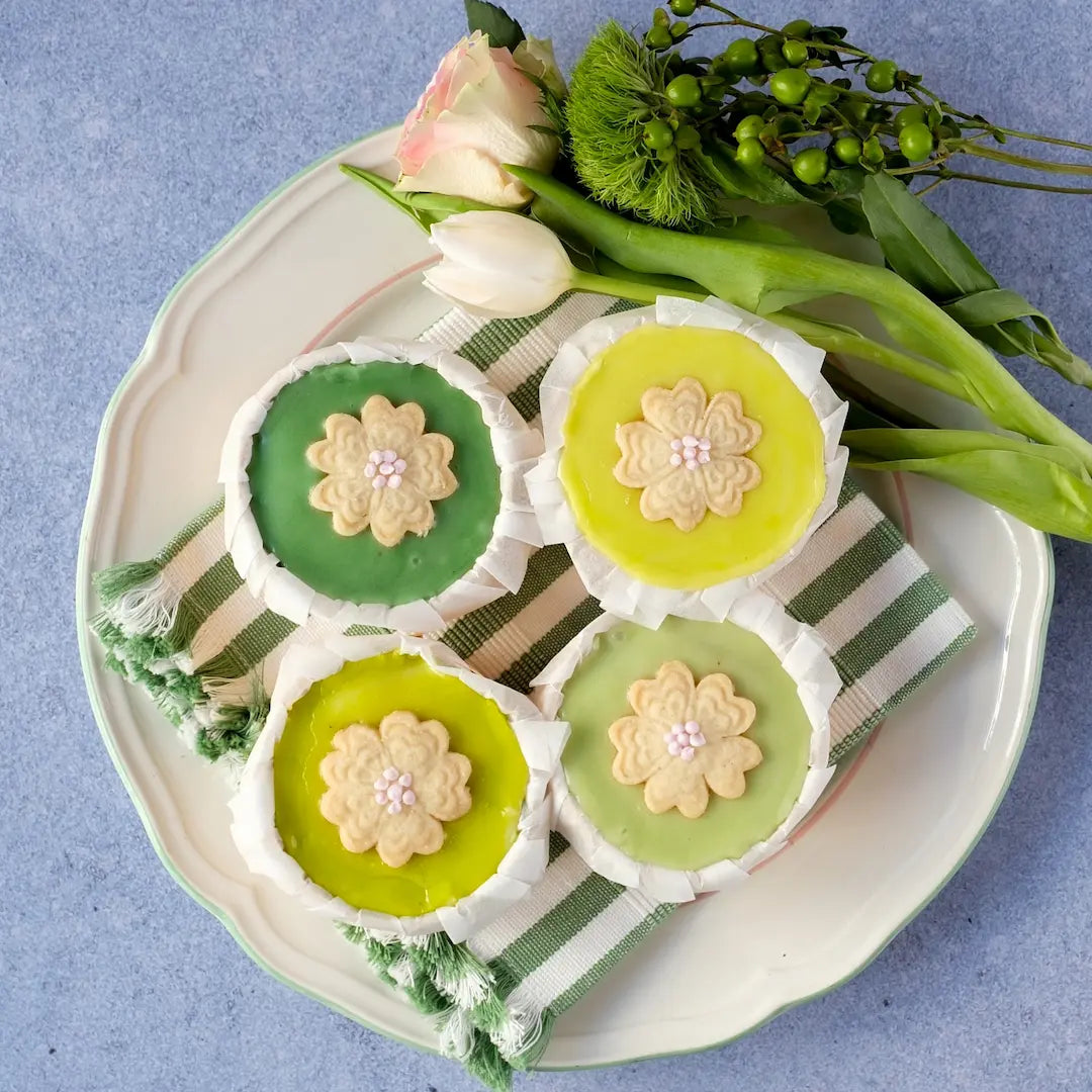 Die Frühlingstörtchen Apfel Karotte von den Kuchentratsch Omas im Viererset auf einem Teller.