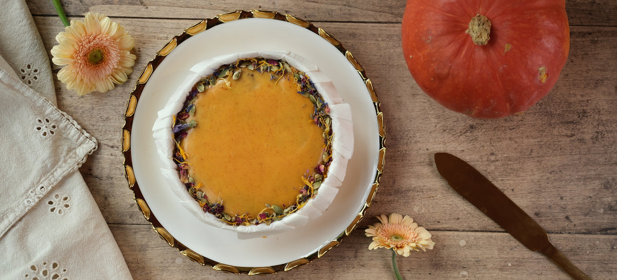 Der Pumpkin Spice Herbstkuchen von Kuchentratsch auf Holztisch mit einem Kürbis