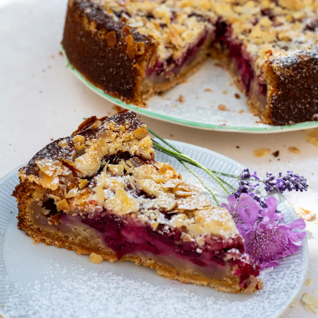 Ein Stück Kirsch-Streuselkuchen von Oma Sonja von Kuchentratsch
