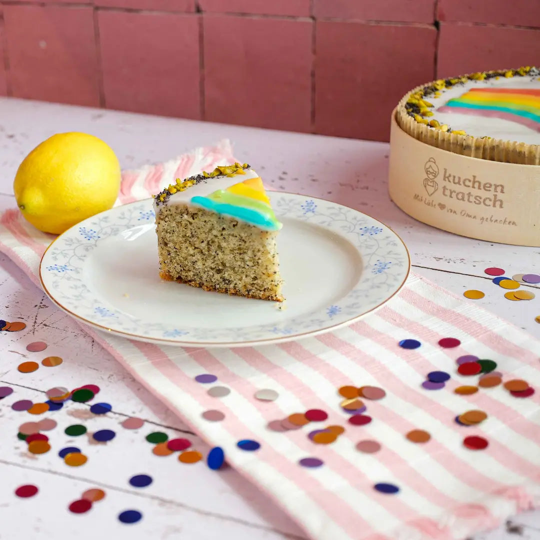 Lemon Love Pride Kuchen dekoriert mit Regenbogen Flagge von Oma Hilde auf Tisch mit Konfetti von Kuchentratsch