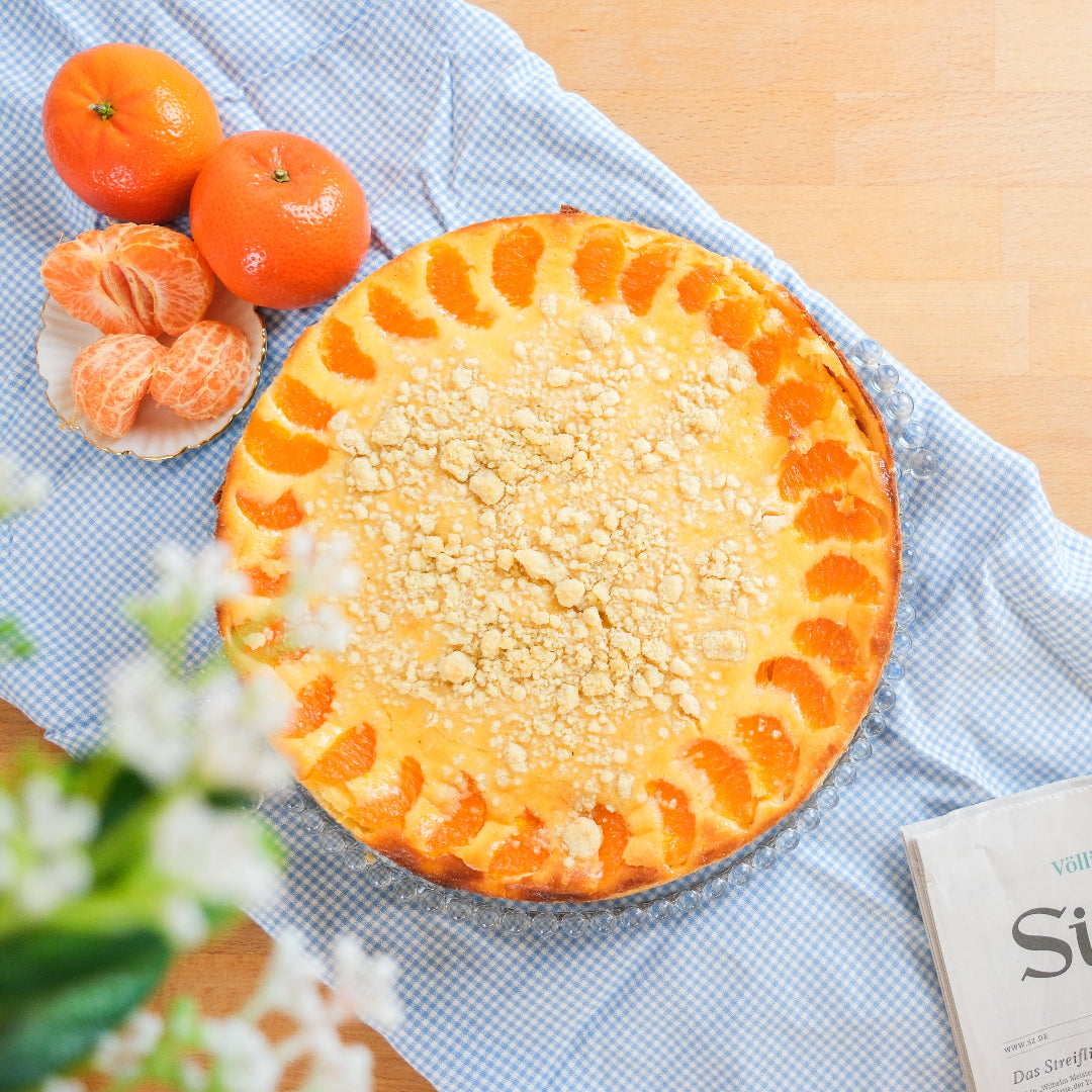 Mandarine Schmand Kuchen von Kuchentratsch von oben fotografiert