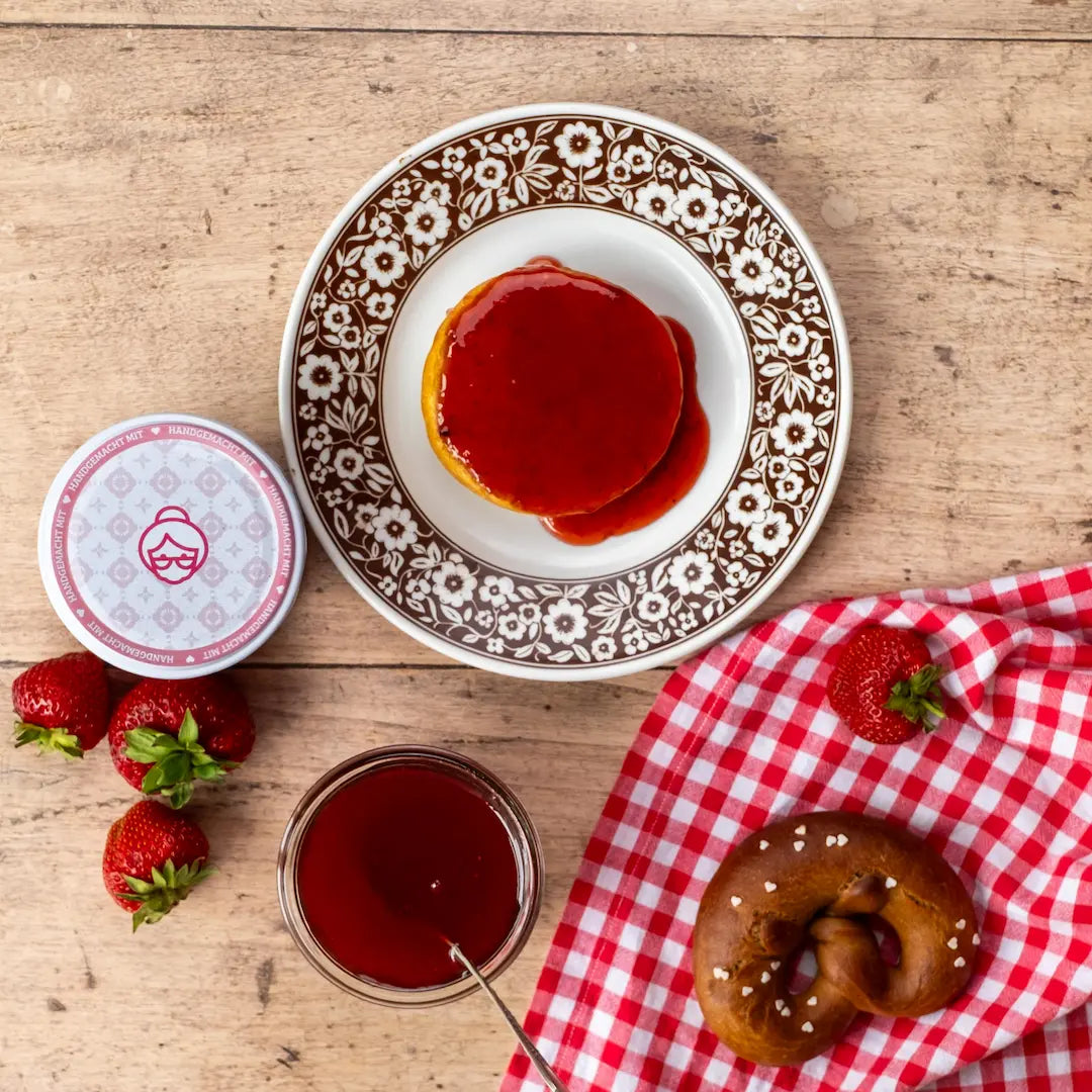 Erdbeer Marmelade von Kuchentratsch mit Brioche Breze und frischen Erdbeeren auf Tisch fotografiert von oben