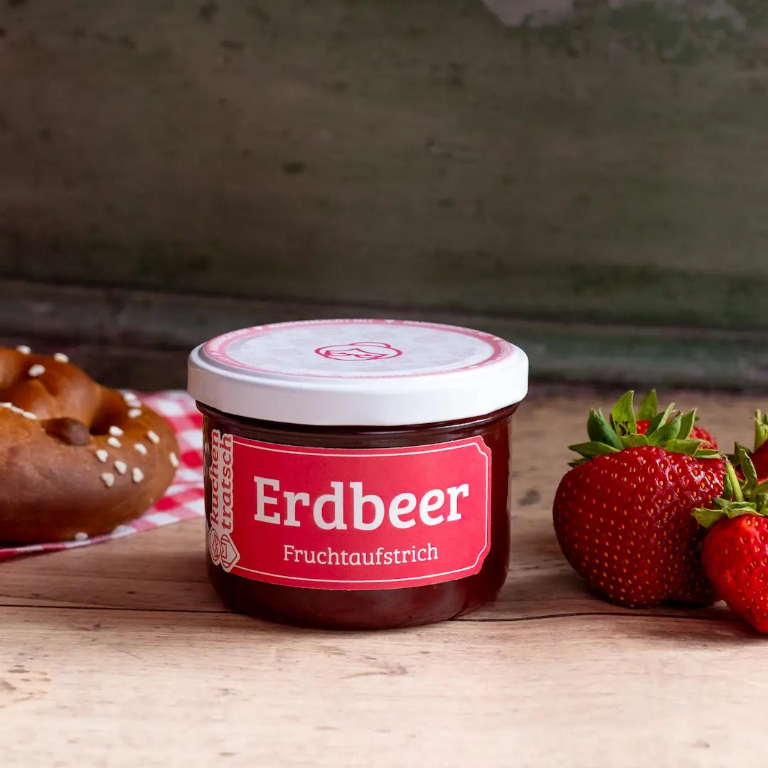 Erdbeer Marmelade von Kuchentratsch mit Brioche Breze und frischen Erdbeeren