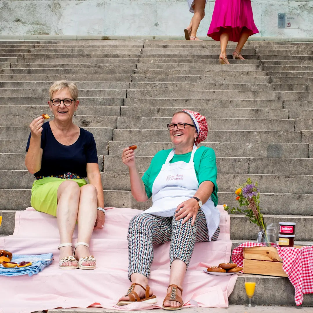 Oma Gabi und Oma Sonja von Kuchentratsch beim picknicken auf Treppe