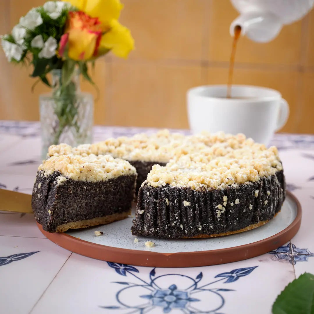 Ein echter Klassiker, der immer geht: saftige Mohnfüllung trifft auf buttrige Streusel und einen zarten Boden. Handgemacht in unserer Backstube in München, mit viel Liebe von unseren Seniorinnen und Senioren. Dieser Kuchen schmeckt wie ein Nachmittag bei Oma – vertraut, köstlich und einfach rundum gemütlich.