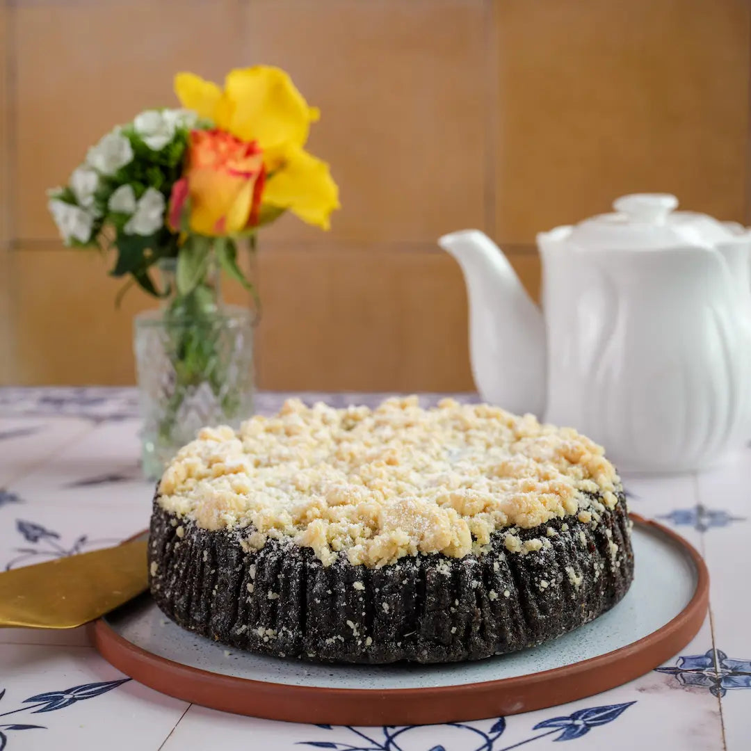 Ein echter Klassiker, der immer geht: saftige Mohnfüllung trifft auf buttrige Streusel und einen zarten Boden. Handgemacht in unserer Backstube in München, mit viel Liebe von unseren Seniorinnen und Senioren. Dieser Kuchen schmeckt wie ein Nachmittag bei Oma – vertraut, köstlich und einfach rundum gemütlich.