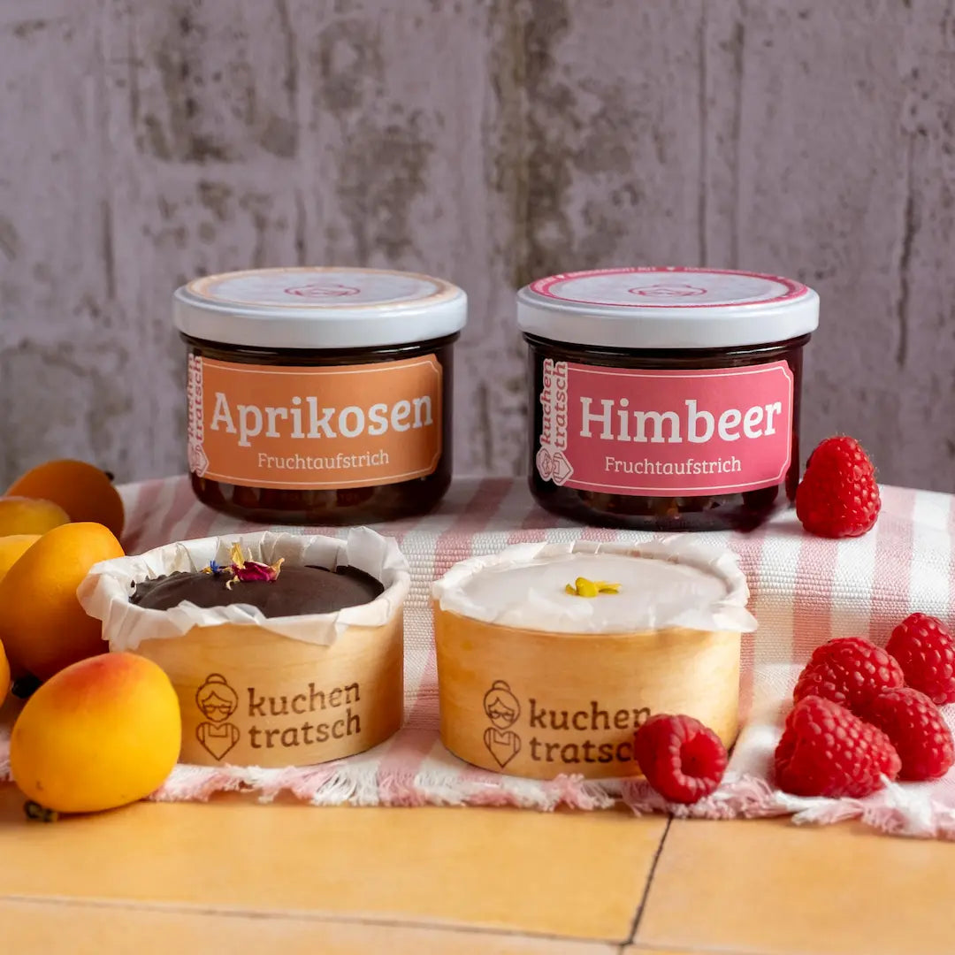 Muffin- und Marmeladen-Set von Kuchentratsch mit Schoko- und Zitronenmuffin sowie Aprikosen- und Himbeerfruchtaufstrich