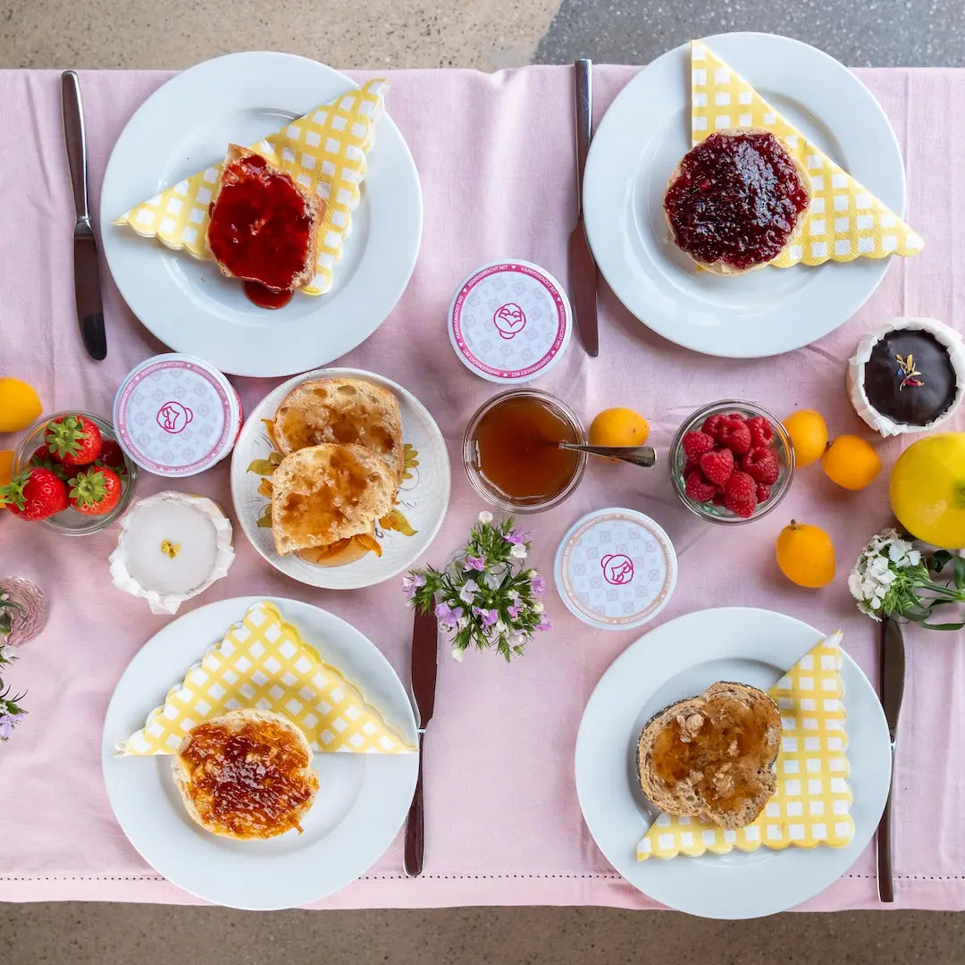 Gedeckter Frühstückstisch mit den Marmeladen von Kuchentratsch
