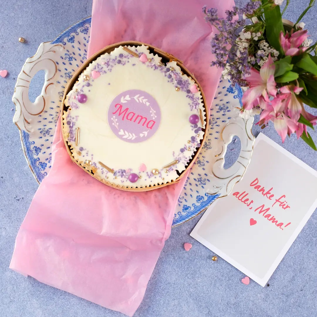 Muttertagskuchen von Oma Margret mit saftigen Heidelbeeren und feiner Glasur