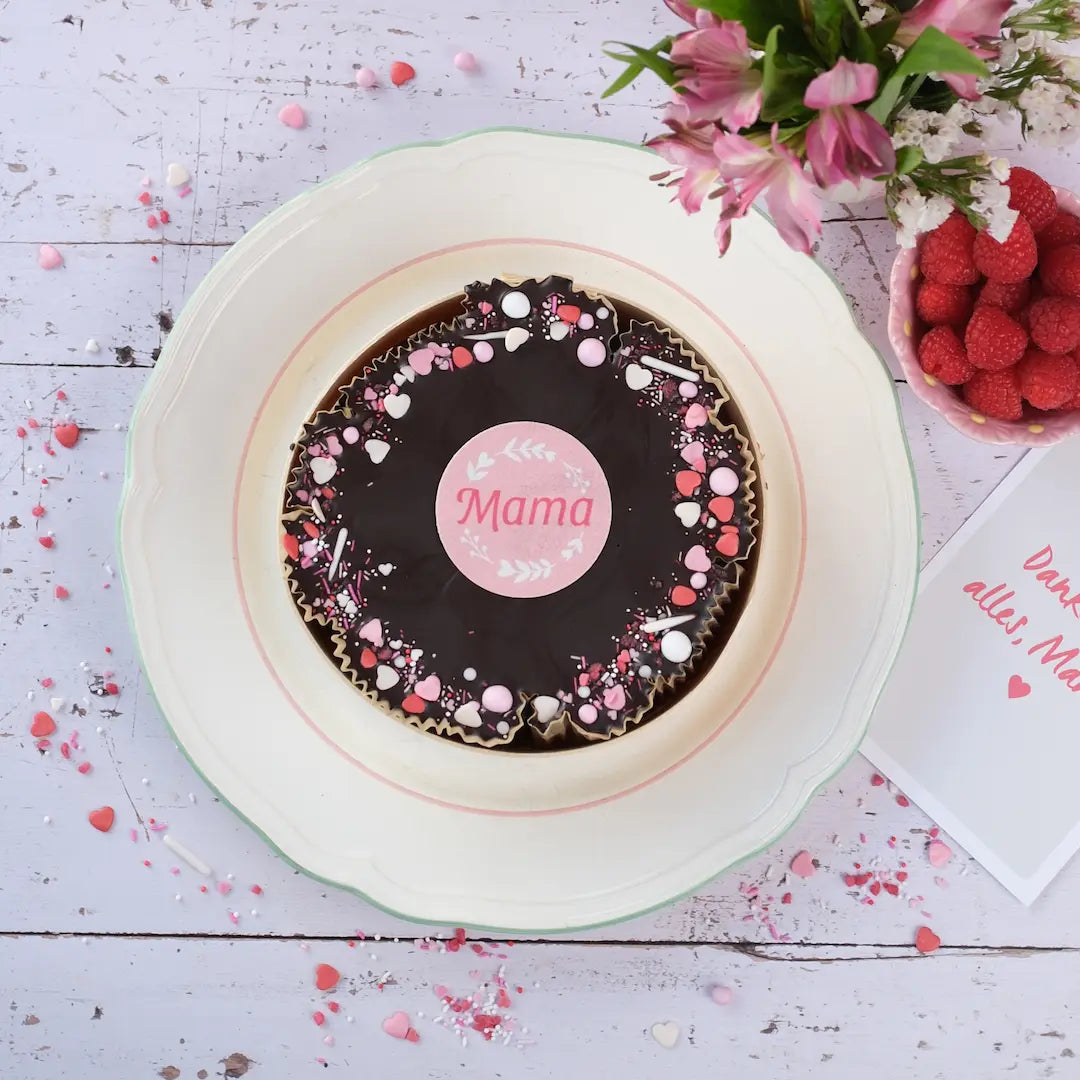 Handgemachter Muttertagskuchen von Oma Monika: Schokolade trifft Himbeere, liebevoll gebacken