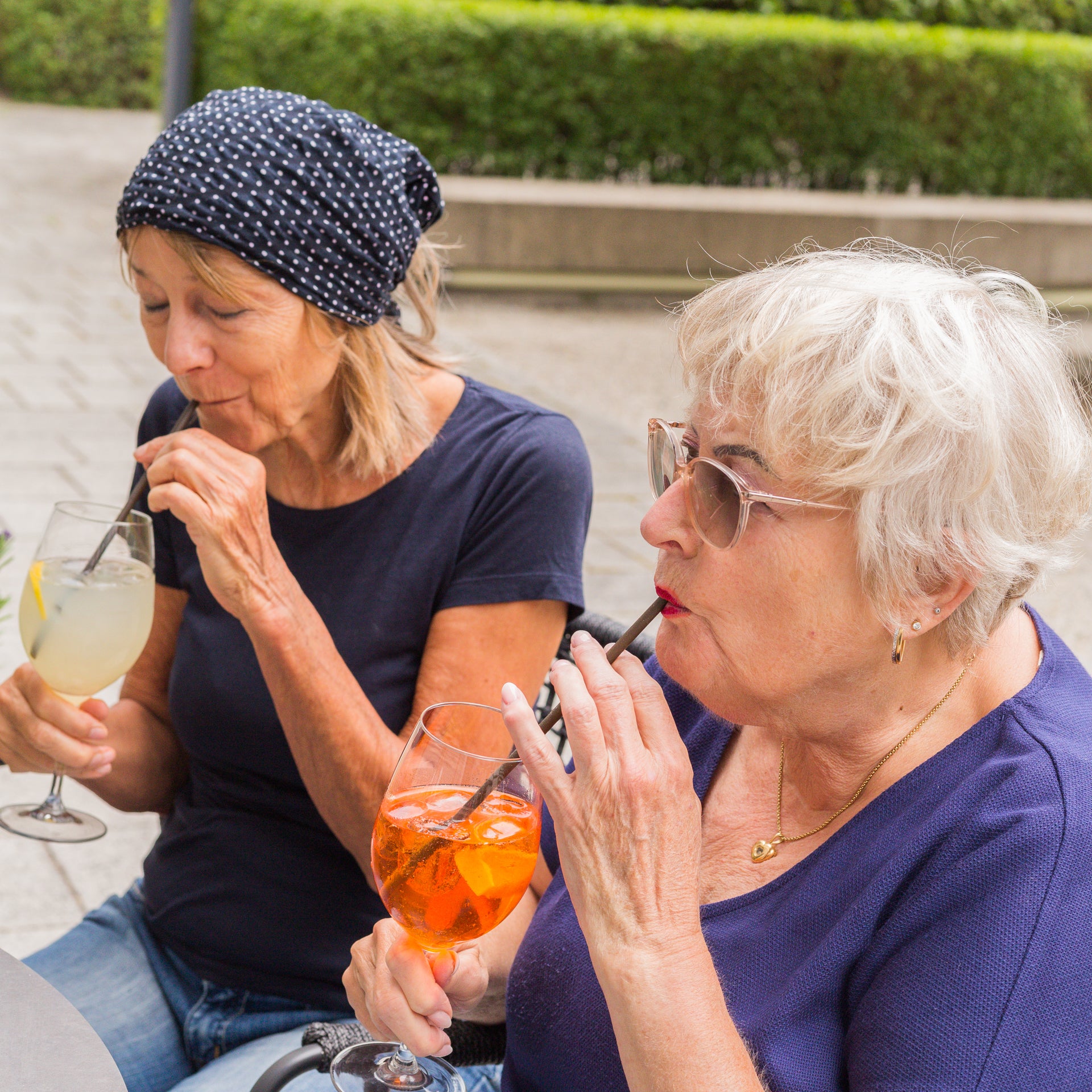Mitarbeiter:innen von Kuchentratsch beim Aperol trinken in unserem Cafe