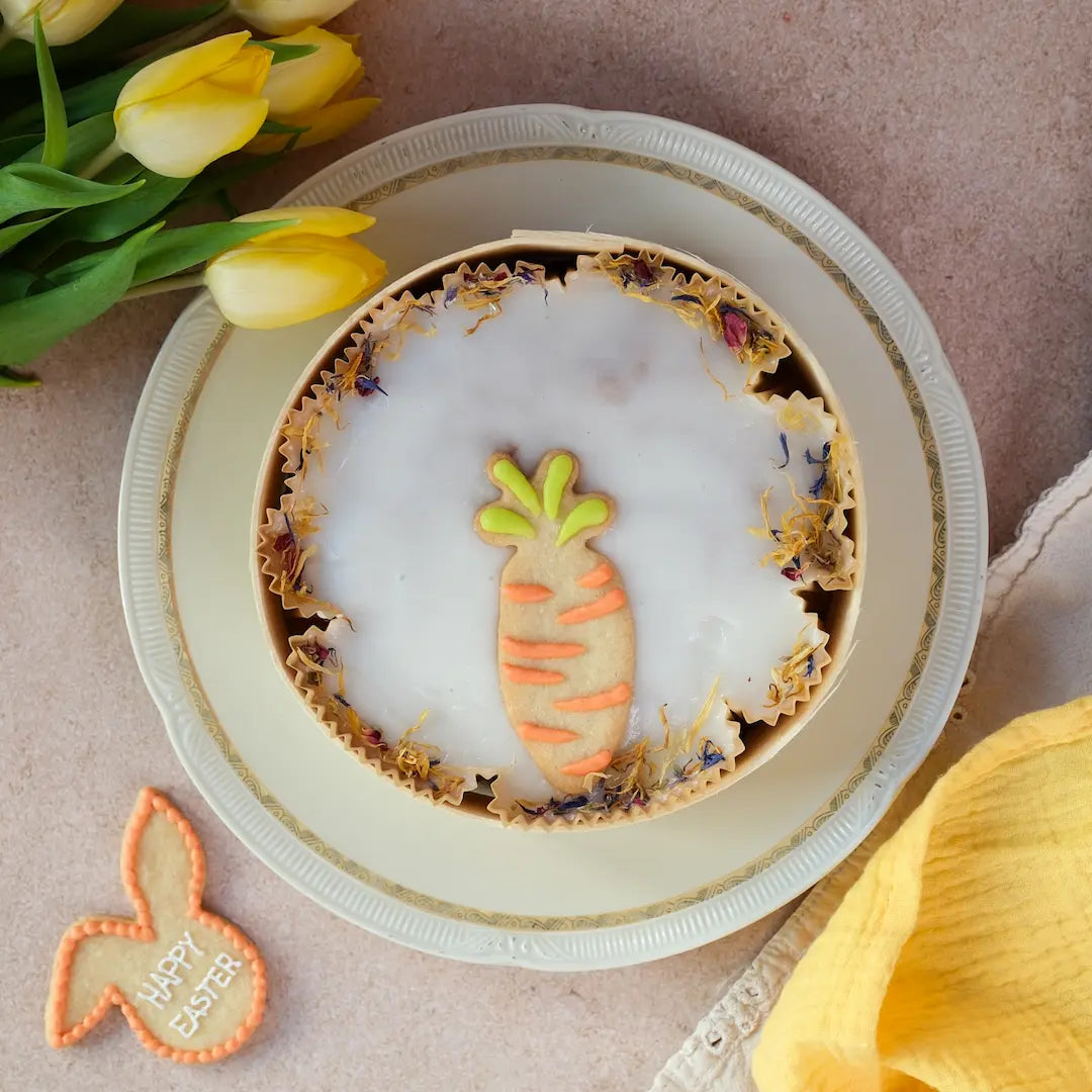 Der Kuchentratsch Karottenkuchen im schönen Osterlook mit einer Karotte aus Mürbteig.