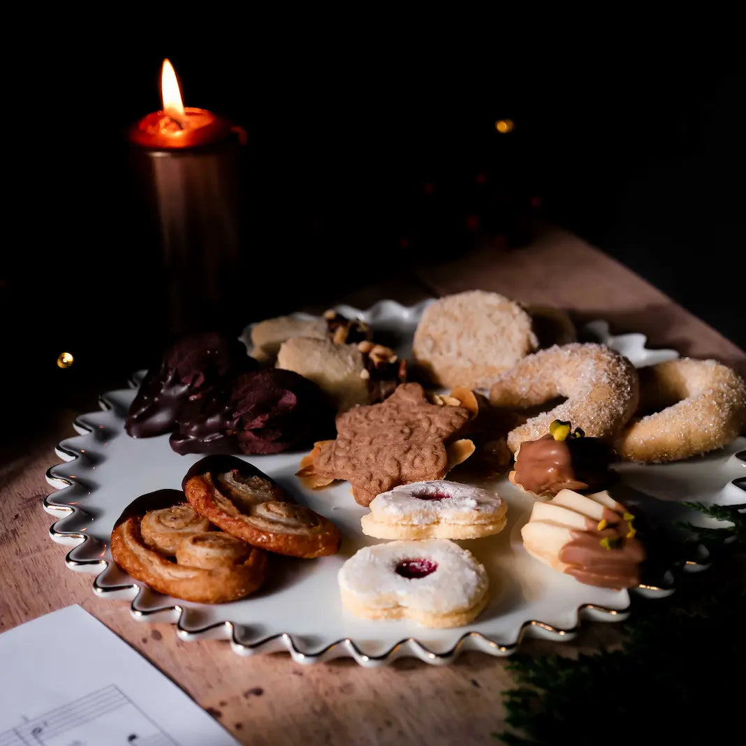 Veganer Plätzchenteller mit Vanillekipferln, Himbeerherzen und Haselnussgebäck aus der Kuchentratsch Weihnachtsbäckerei