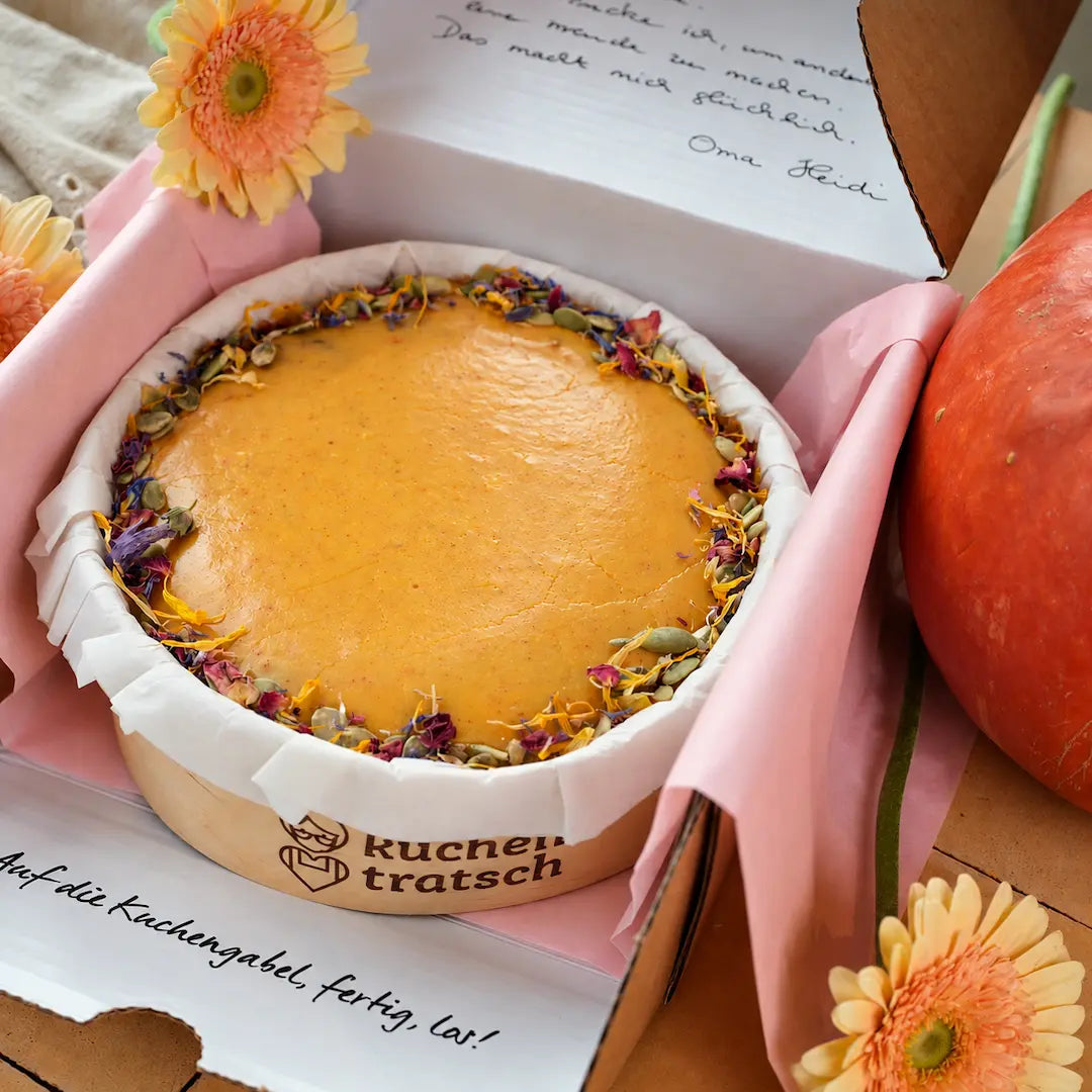 Herbstlicher Pumpkin-Spice-Kuchen mit Kurkuma-Glasur von Kuchentratsch im Versandkarton