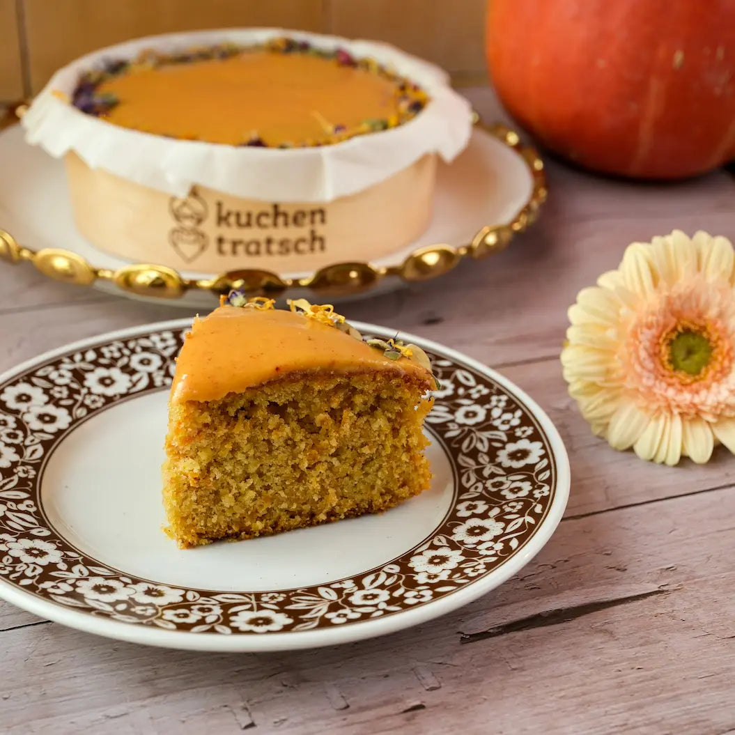 Ein Stück des herbstlicher Pumpkin-Spice-Kuchen mit Kurkuma-Glasur von Kuchentratsch