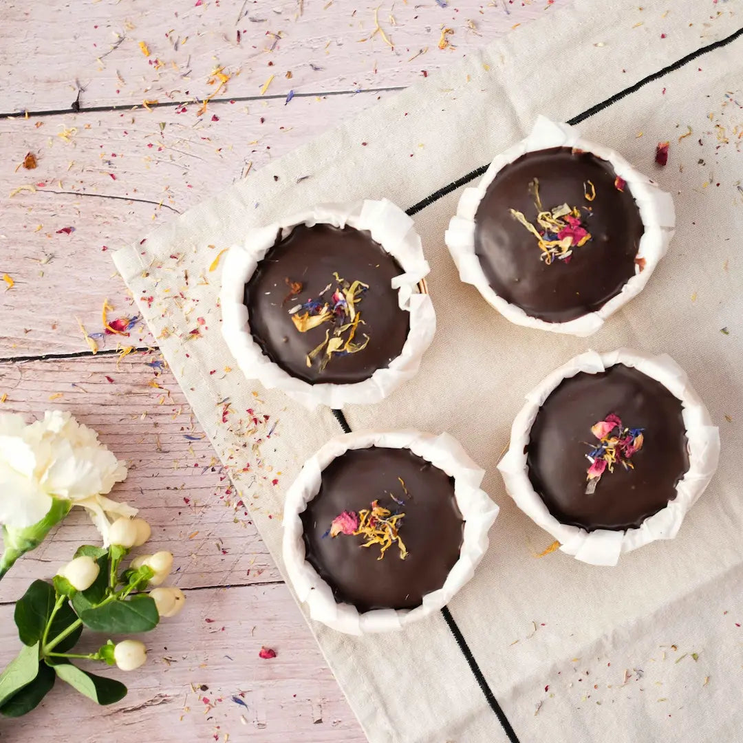 Schokomuffins von Oma Dunja mit Blumen auf einem Tisch
