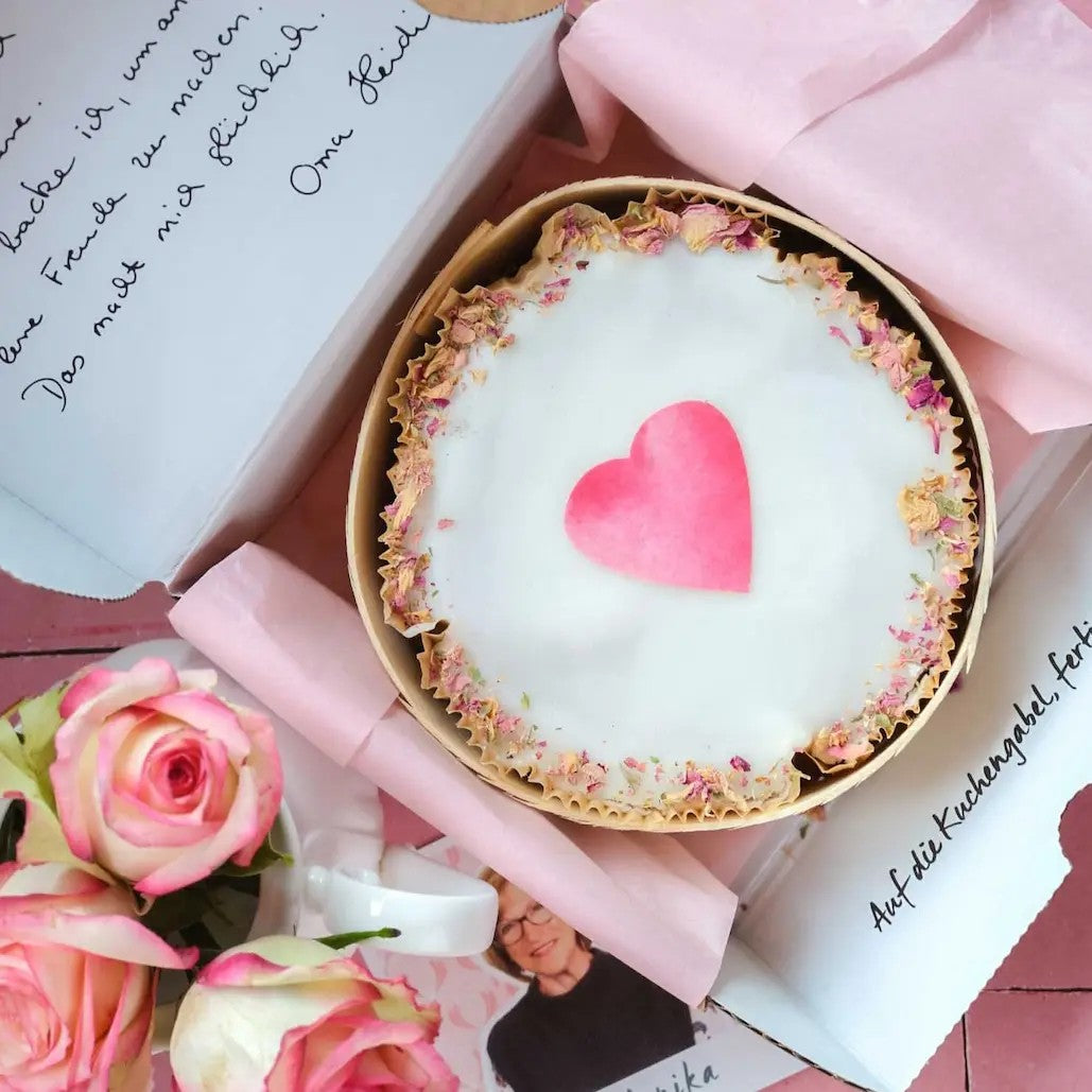 Karottenkuchen im Herz-Look von Kuchentratsch im Versandkarton fotografiert von oben