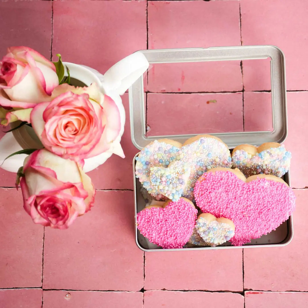 Zart-mürbes Gebäck in Herzform, liebevoll veredelt passend zum Valentinstag in Pastellfarben