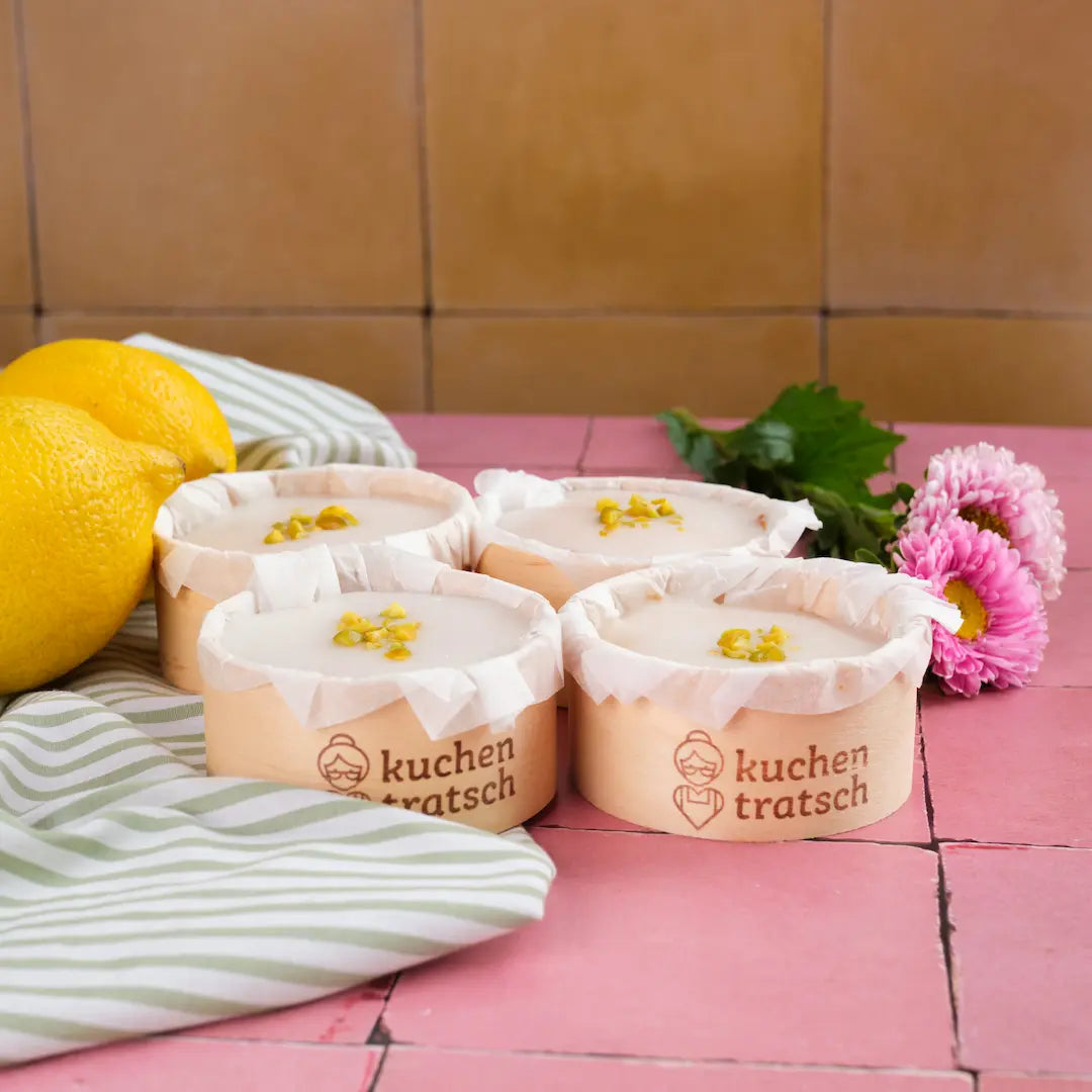 Zitronen-Muffins von Oma Nadja im Set von Kuchentratsch auf Tisch mit Blumen und Zitronen