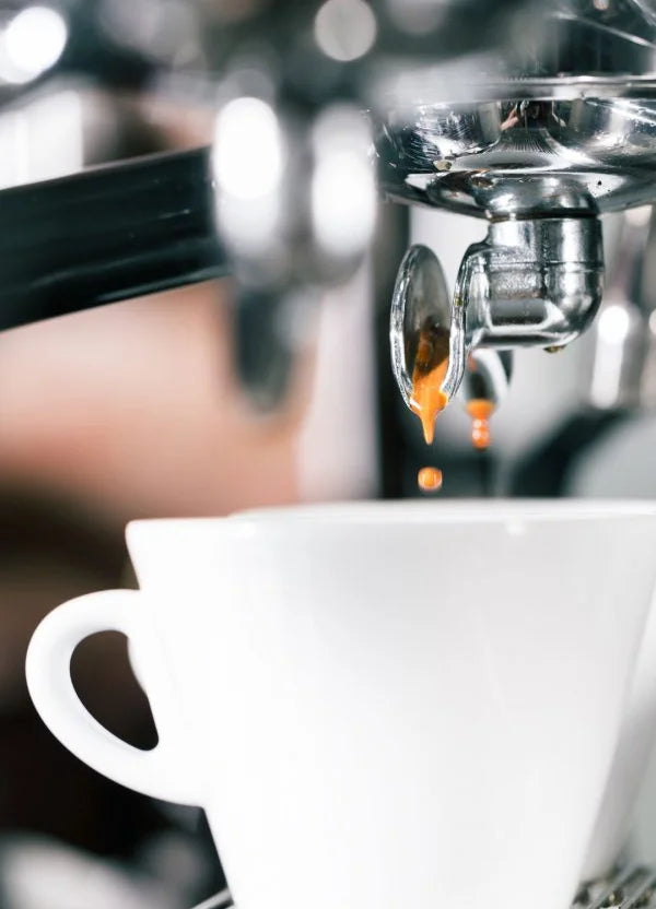 Bild von Siebträgermaschine die Kaffee in Tasse lässt