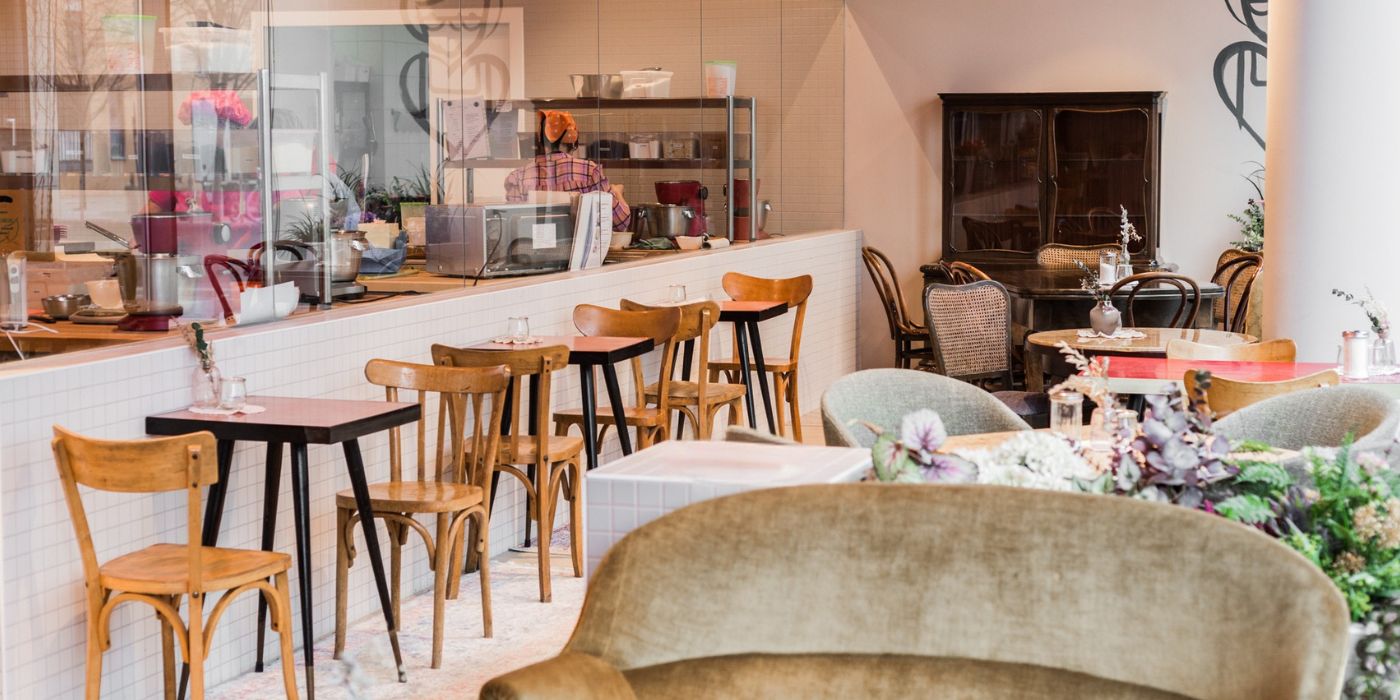 Unser Kuchentratsch Cafe mit Blick in die Backstube