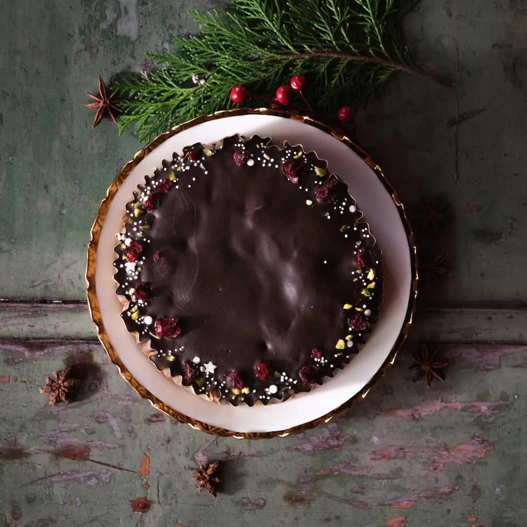 Versandfähiger Cherry Chocolate Cake im Holzring als Geschenkidee für die Weihnachtszeit von Kuchentratsch