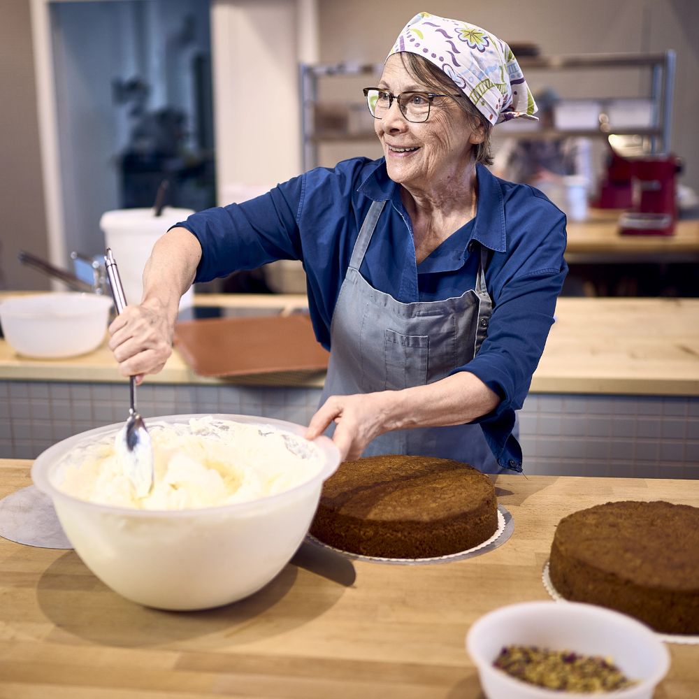 Eine unserer Rentnerinnen beim glasieren eines Kuchens