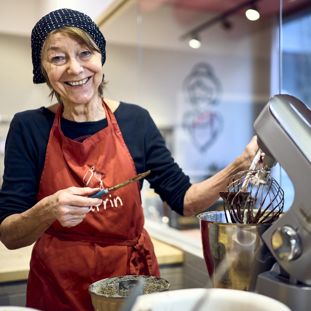 Bild einer Oma beim backen