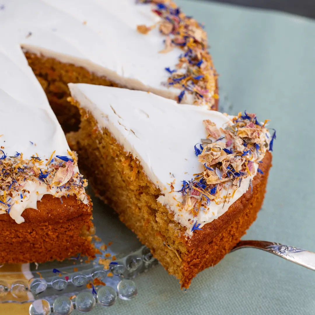 Ein Stück von Oma Irmgards Karottenkuchen von Kuchentratsch