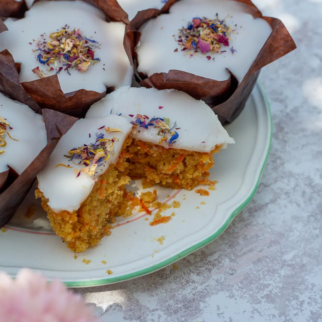 Karottenmuffin von Oma Paula im Set von Kuchentratsch angeschnitten