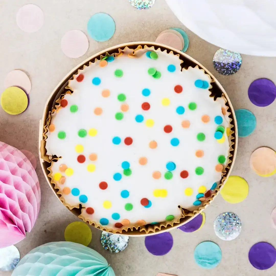 kleiner Konfetti-Karottenkuchen für Kinder von Oma Irmgard von Kuchentratsch von oben, dekoriert mit bunten Konfetti-Streuseln und Zuckerguss