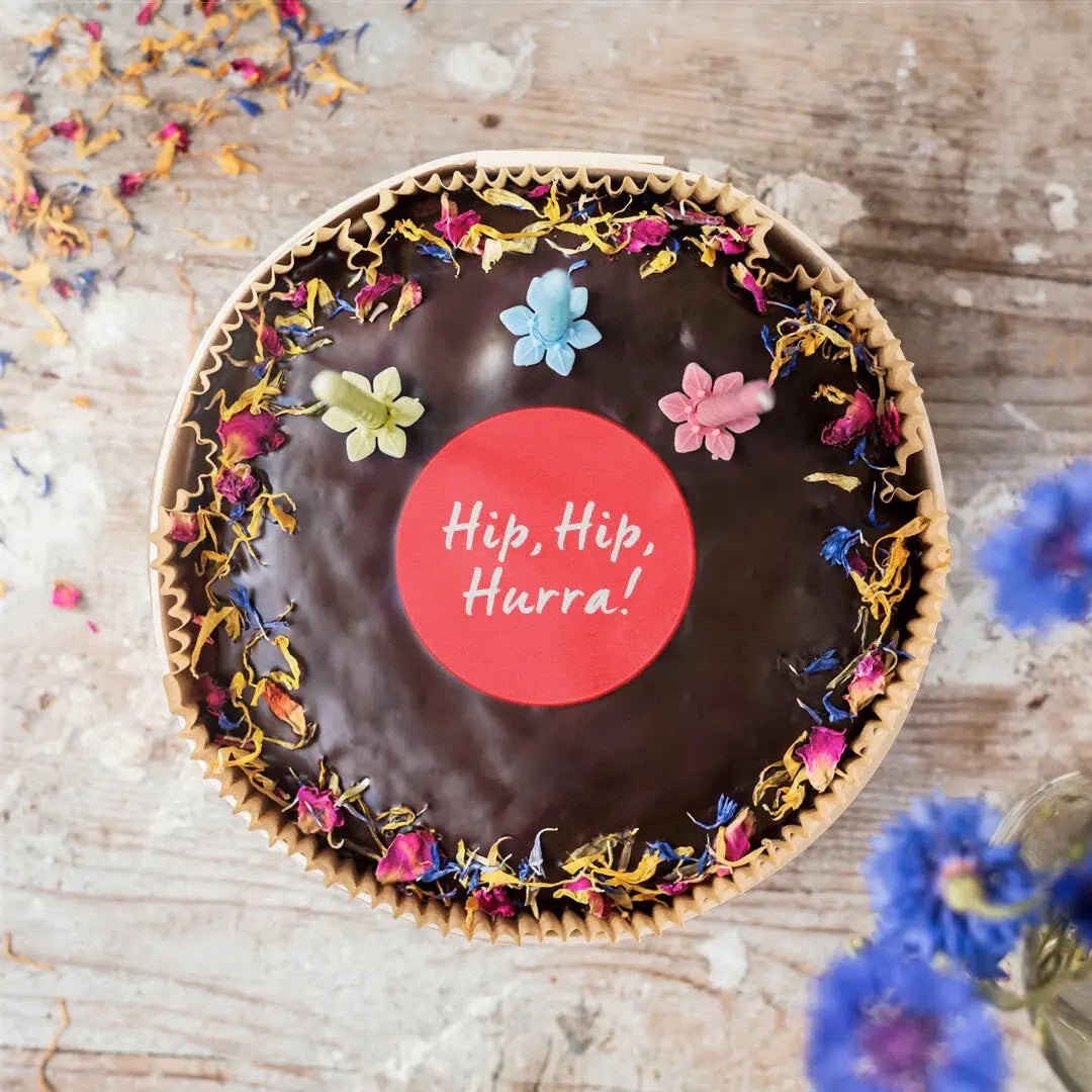 Mini Geburtstagskuchen Schoko von Kuchentratsch mit roter Hip Hip Hurra Oblate