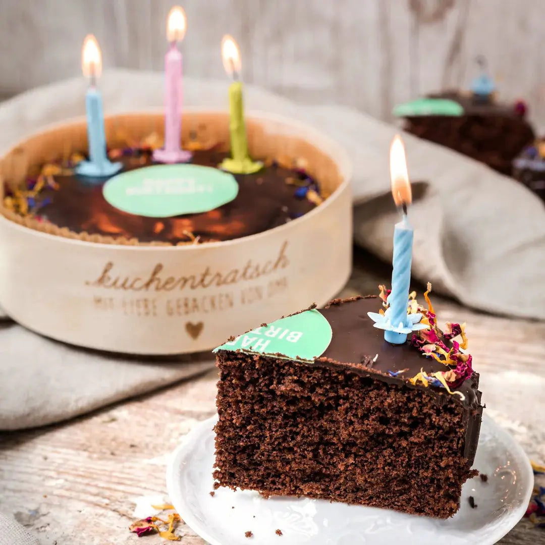 Mini Geburtstagskuchen Schoko von Kuchentratsch mir türkiser Happy Birthday Oblate angeschnitten