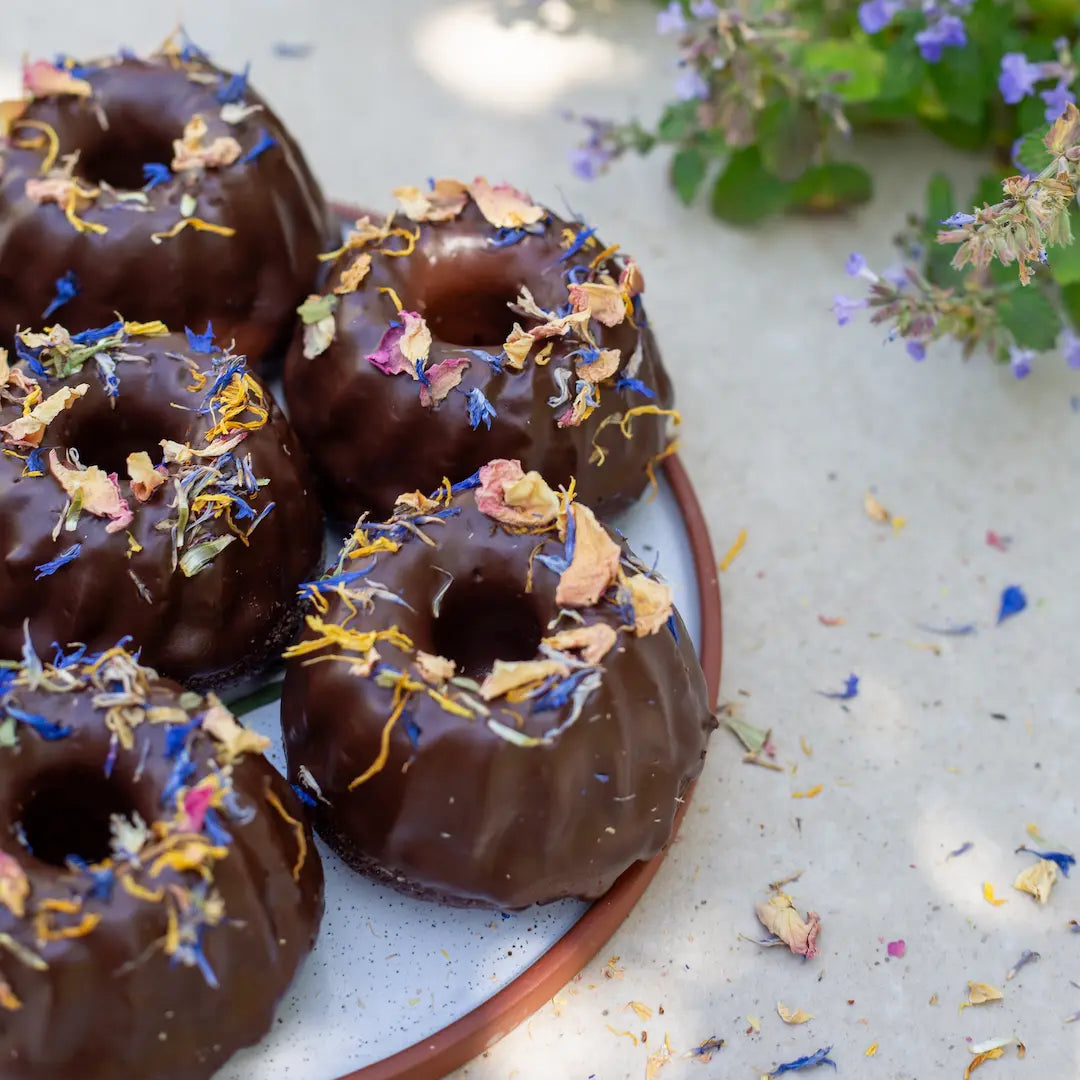 Mini Schokoguglhupf von Oma Angie von Kuchentrutsch im Set mit Blütendeko