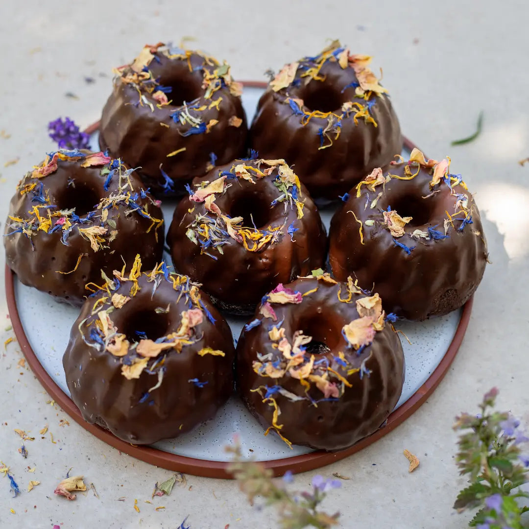 Mini Schokoguglhupf von Oma Angie von Kuchentrutsch im Set mit Blütendeko
