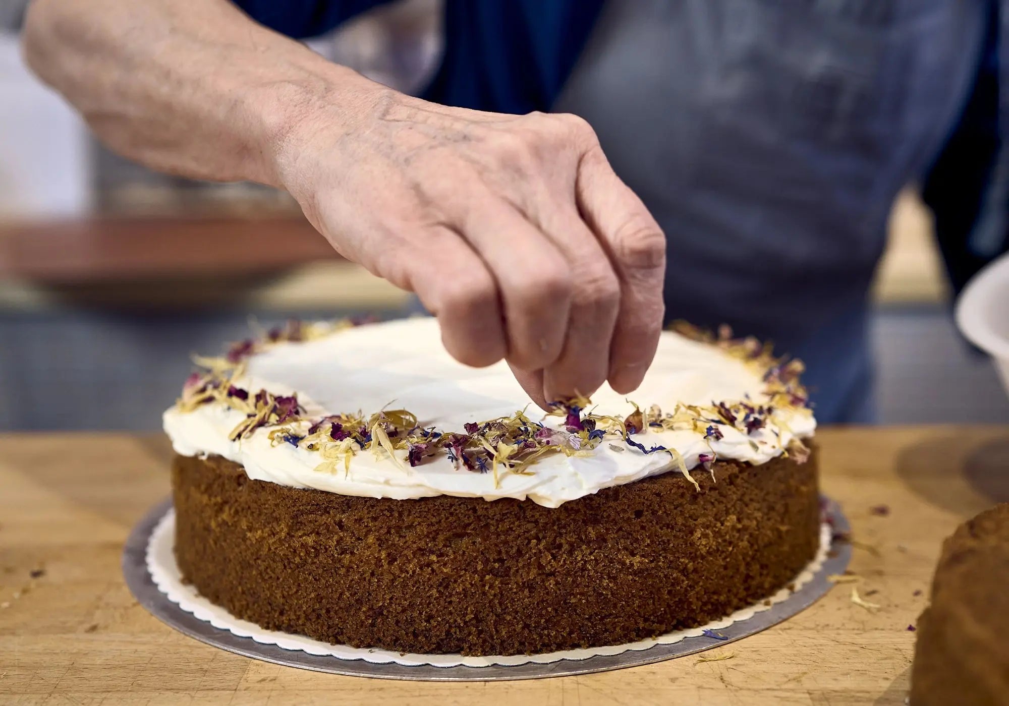 Eine Rentnerin von Kuchentratsch beim Dekorieren unserer Karottenkuchens